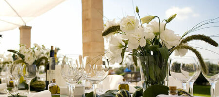 Table dressée pour un repas de mariage