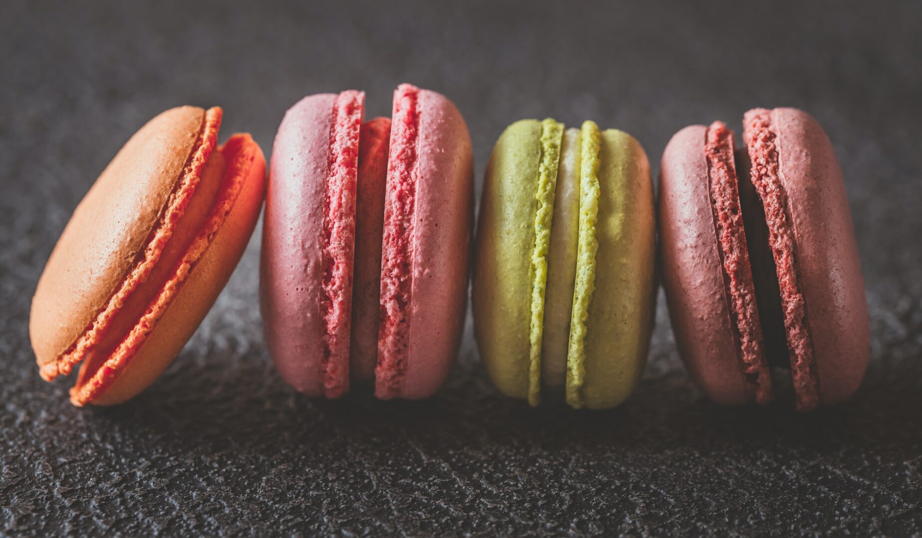 Des macarons parfaits avec le piston à pression, adieu à la poche à douille ?