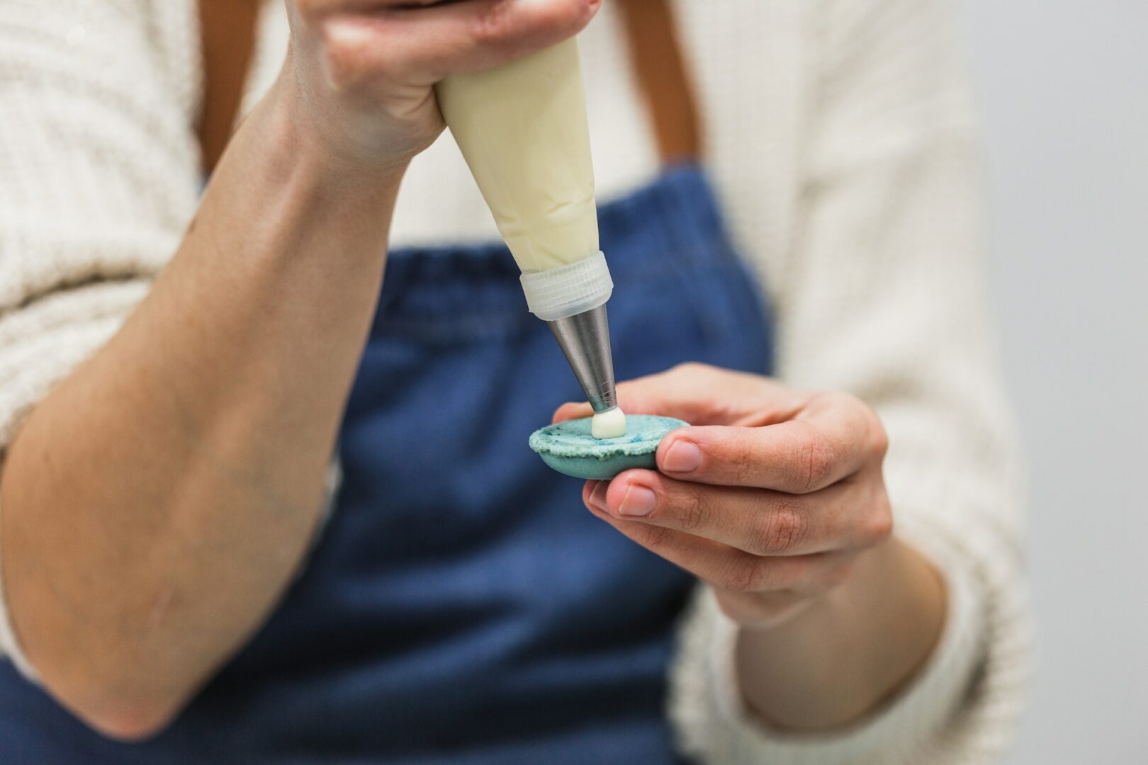 Piston à pression et poche à douille, une histoire de pâtisserie